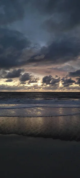 Vertikal Bild Havsbilden Med Sandstrand Molnig Himmel Vid Solnedgången — Stockfoto