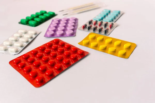 Vários Equipamentos Médicos Termômetro Ampolas Pipeta Drogas Comprimidos Cápsulas Spray — Fotografia de Stock