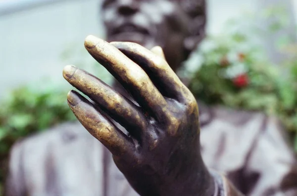Close Uma Mão Bronze Uma Estátua Contra Fundo Turvo — Fotografia de Stock