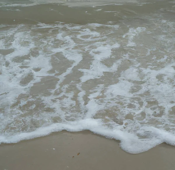 海滩上浪花翻滚的景象 — 图库照片