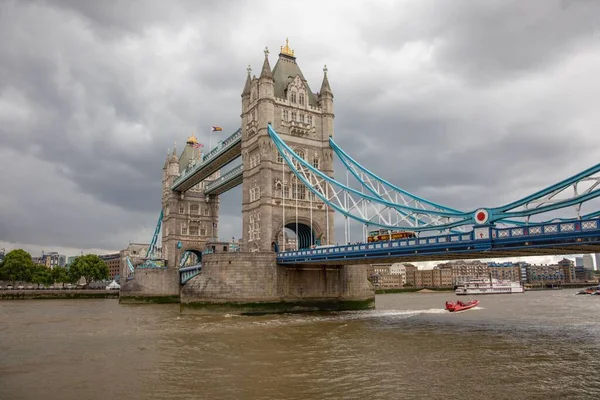 Красивый Вид Тауэрский Мост Реку Темс Лондоне Пасмурный День — стоковое фото