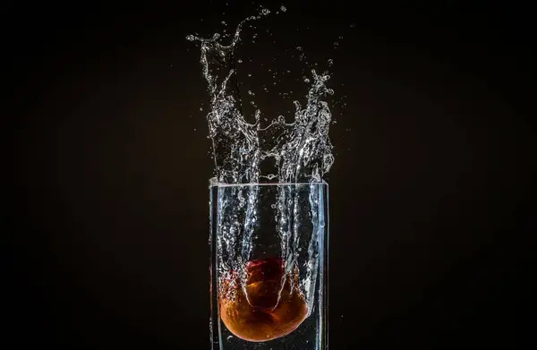 Agua Salpicando Vaso Con Una Manzana Ella Aislada Sobre Fondo — Foto de Stock