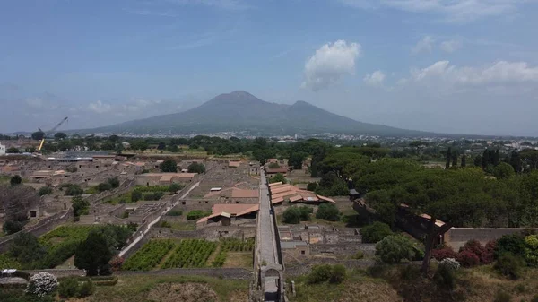 stock image A beautiful shot of a rural area with houses and fields, and the Mount Vesuvius in the background in Italy