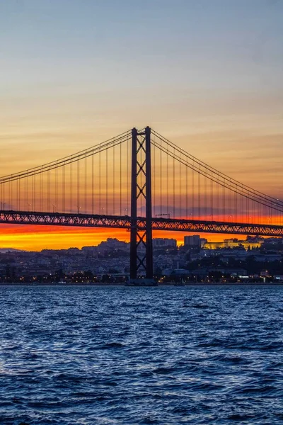 Uma Foto Vertical Ponte Abril Pôr Sol Lisboa Portugal — Fotografia de Stock
