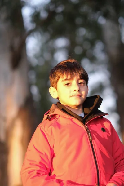 Μια Κάθετη Φωτογραφία Ενός Καυκάσιου Παιδιού Κόκκινο Μπουφάν Στο Πάρκο — Φωτογραφία Αρχείου