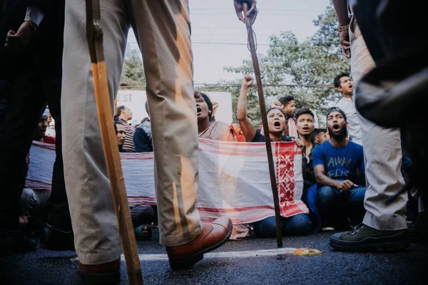 在印度阿萨姆邦Guwahati举行的Cab抗议活动上举着标语的人群 — 图库照片