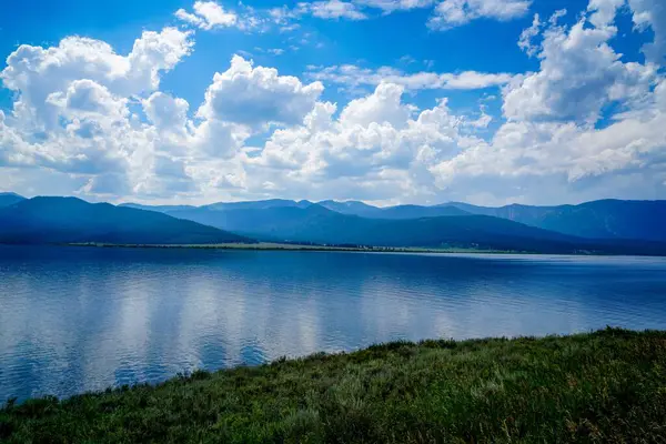 晴れた日には青い空に山に囲まれた湖の美しいショット — ストック写真