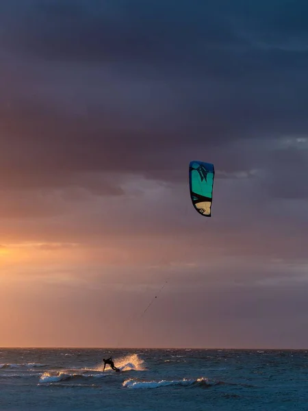 Ένας Kite Surfer Στη Βόρεια Θάλασσα Κατά Διάρκεια Του Ηλιοβασιλέματος — Φωτογραφία Αρχείου