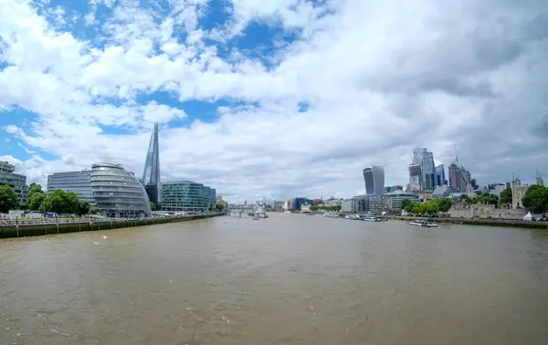 Прекрасний Вид Темзу Тауерського Мосту Шаром Ратушею Зліва Лондонська Вежа — стокове фото