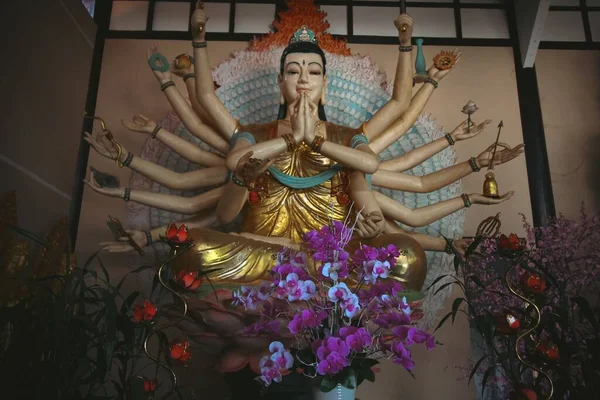 Standbeeld Van Avalokitesvara Bodhisattv Duizend Armige Boeddha Een Altaar Binnen — Stockfoto