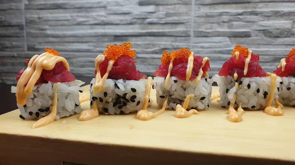 Großaufnahme Eines Tabletts Mit Köstlichem Buntem Sushi Einem Japanischen Restaurant — Stockfoto