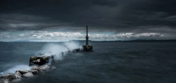 Dramatisk Bild Havsvågor Som Slår Mot Brygga Tung Molnig Himmel — Stockfoto