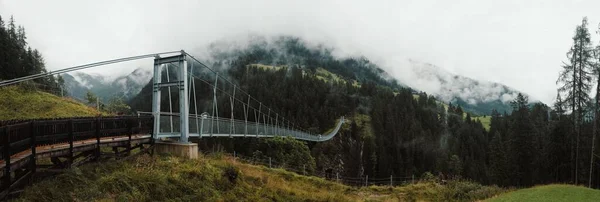 Uma Ponte Suspensa Nos Alpes Austríacos Num Dia Nublado — Fotografia de Stock
