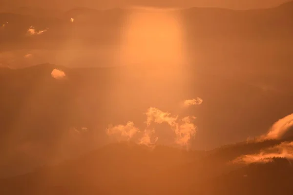 Захватывающий Закат Над Силуэтом Холмов — стоковое фото