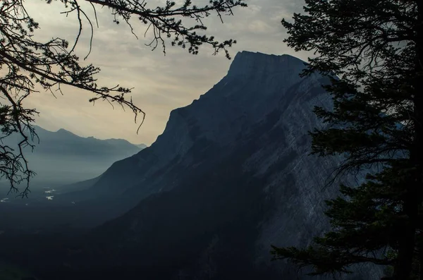 Schilderachtige Skyline Van Canadese Bergen Veroverde Tegen Avond Lucht — Stockfoto