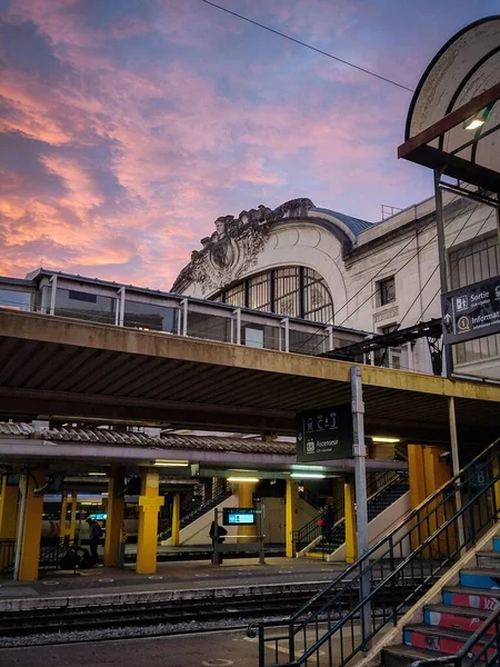 法国利摩日落日下利摩日火车站的垂直拍摄 — 图库照片
