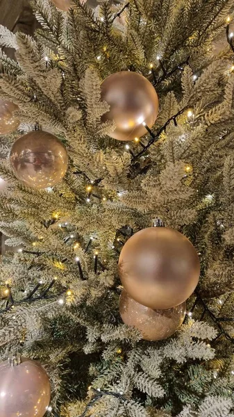 Une Photo Verticale Ornements Sur Arbre Noël — Photo