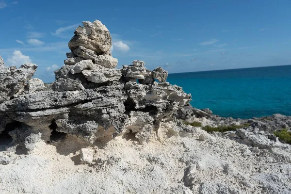 Tulum Arkeolojik Bölgesi 'nin Meksika' daki turkuaz deniz suyunun tarihi simgesi.