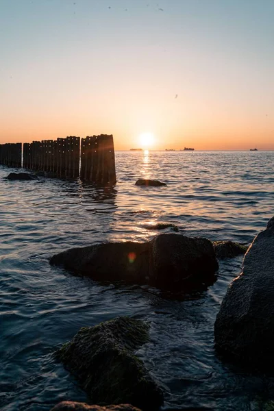 Vertical Shot Wooden Wave Cutter Sea Sunset — Stock Photo, Image