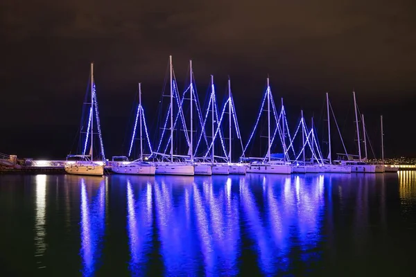 Velero Luces Vacaciones Luces Navidad Puerto Hermosa Ciudad Volos Grecia —  Fotos de Stock