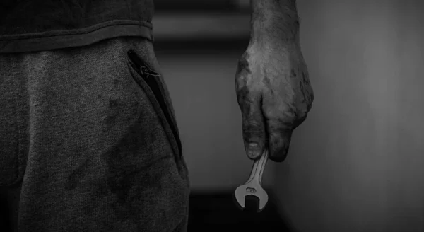 Серый Снимок Человека Держащего Гаечный Ключ — стоковое фото