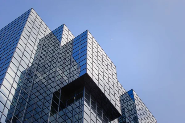 Nízký Úhel Záběru Moderní Kancelářské Budovy Pozadí Modré Oblohy — Stock fotografie