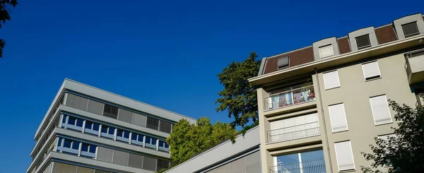 Tiro Panorâmico Baixo Ângulo Edifícios Residenciais Contra Céu Azul Suíça — Fotografia de Stock