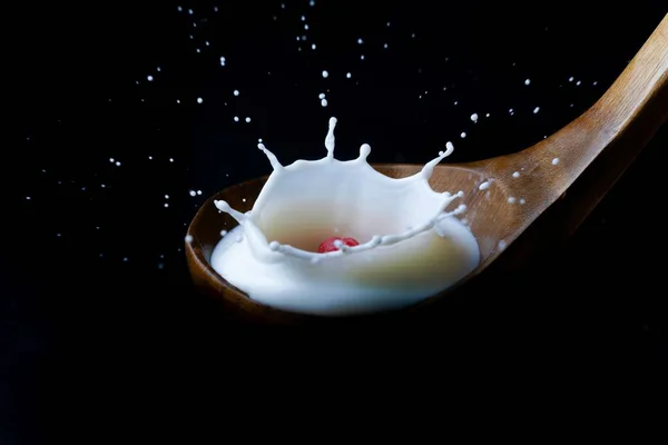 Latte Fresco Lamponi Spruzzato Cucchiaio Legno Effetto Splash Con Sfondo — Foto Stock