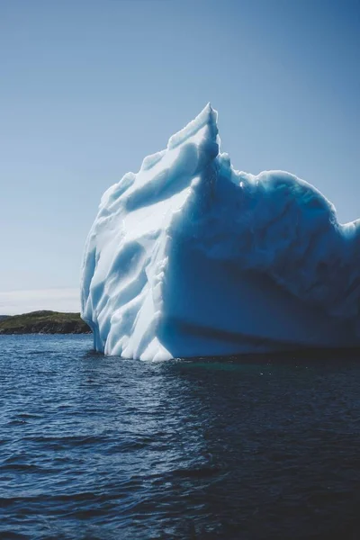 Kanada Newfoundland Sahilindeki Bir Buzdağının Manzaralı Bir Görüntüsü — Stok fotoğraf