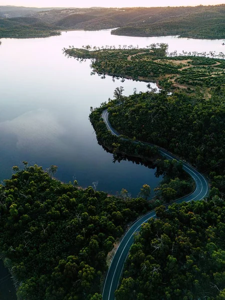 Воздушный Снимок Извилистой Дороги Между Холмами Аделаиды Смотрящей Водохранилище Днем — стоковое фото