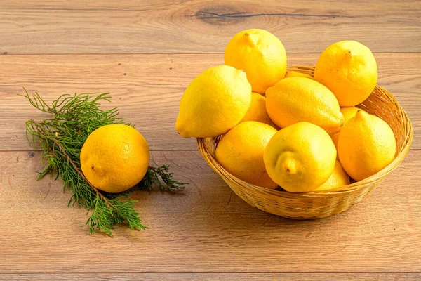 Свежие Спелые Лимоны Деревянном Столе — стоковое фото