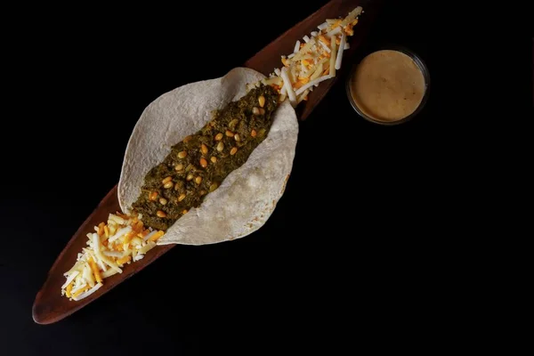 Taco Spenótos Fenyőmagos Tál Sajt Mártással Különböző Típusú Sajtok Díszítés — Stock Fotó