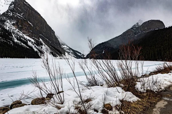 Chilling View Frozen Lake Louise Mountain Landscape Alberta Canada — Stock Photo, Image