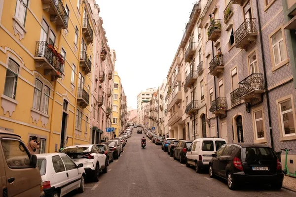 Uma Estrada Recta Entre Edifícios Residenciais Área Alameda Cidade Lisboa — Fotografia de Stock