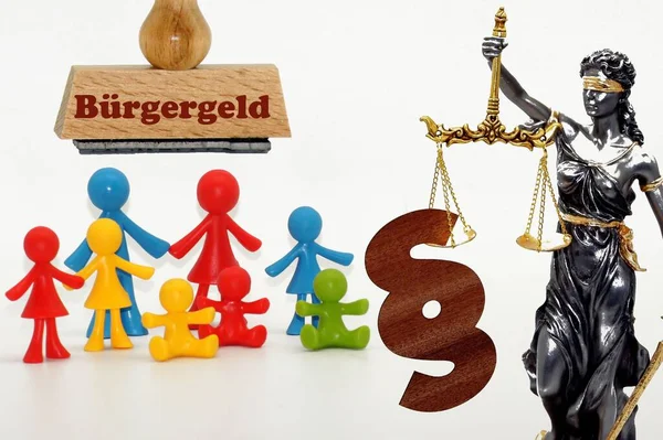 Eine Gerechtigkeitsskala Mit Paragraphensymbol Familienfiguren Und Holzstempel Auf Weißem Hintergrund — Stockfoto