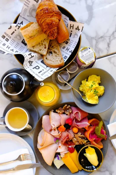 オレンジジュースで食欲をそそる朝食の垂直トップショット — ストック写真