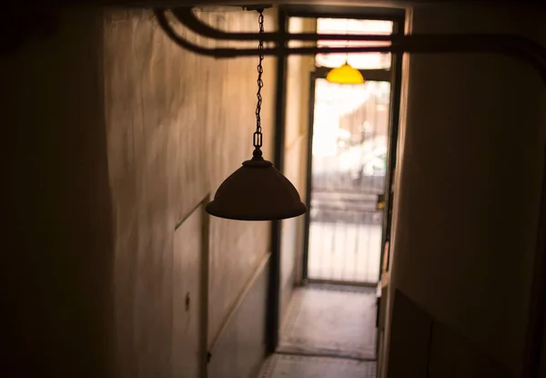 大楼走廊上挂着一盏灯的剪影 — 图库照片