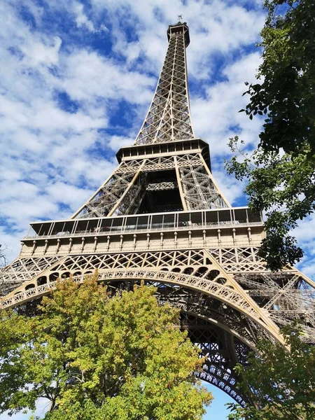 Una Toma Ángulo Bajo Una Torre Eiffel — Foto de Stock