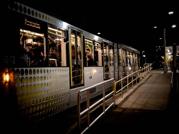 Bonde Elétrico Completo Estação Durante Uma Noite — Fotografia de Stock
