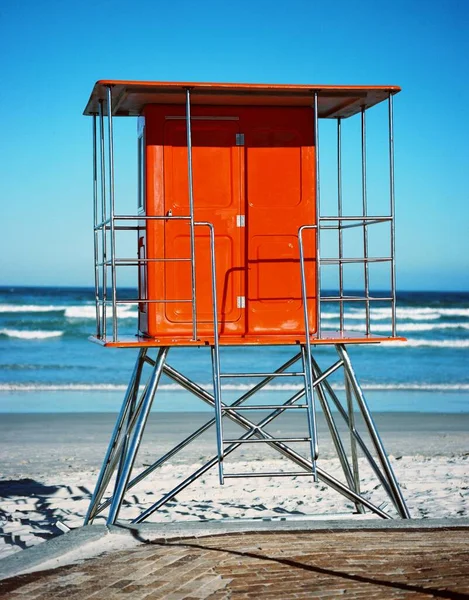 Een Verticaal Schot Van Een Oranje Strand Badmeester Hut Nabij — Stockfoto