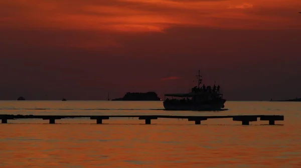 Fascinerande Utsikt Över Vacker Havsutsikt Vid Natursköna Solnedgången — Stockfoto