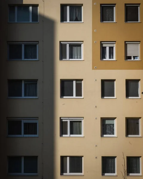 Bej Bir Konut Binasının Dış Kısmının Dikey Görüntüsü — Stok fotoğraf