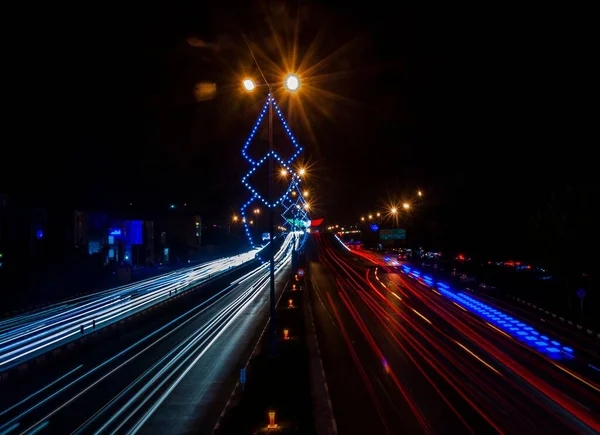 Eine Langzeitbelichtungsaufnahme Der Straße Bei Nacht Mit Lichtern Von Autos — Stockfoto