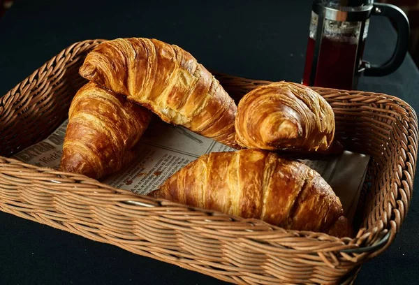 Egy Közeli Kép Néhány Croissant Egy Barna Kosárban — Stock Fotó