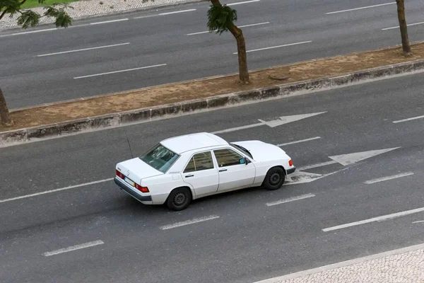 Lizbon Sokaklarında Beyaz Bir Mercedes 190D Sürüyor — Stok fotoğraf