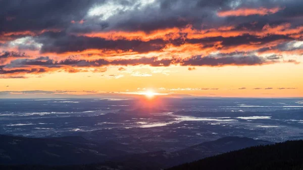 Una Escena Puesta Sol Dramática Con Cielo Colorido Sobre Montañas — Foto de Stock