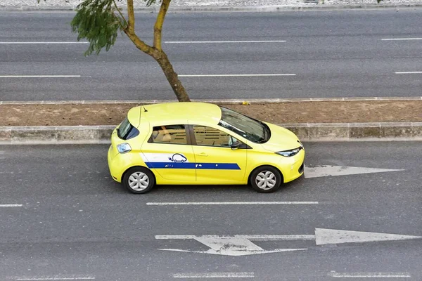 Elektrikli Bir Araç Renault Sarı Zoe Yolda — Stok fotoğraf