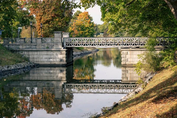 秋には公園内の川に架かる橋の美しい景色 — ストック写真