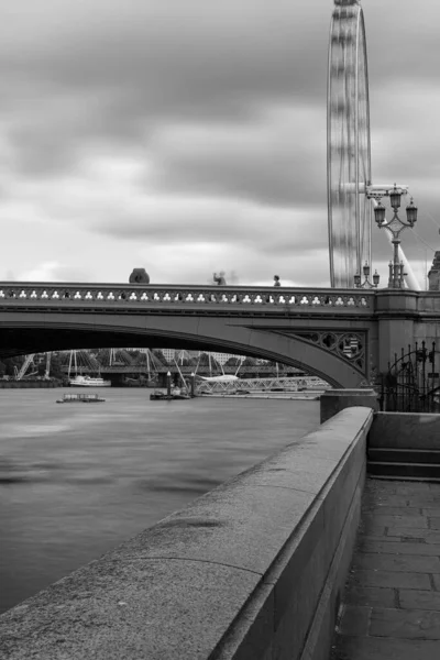 Londra Gözü Nün Arka Planına Sahip Bir Köprünün Dikey Gri — Stok fotoğraf