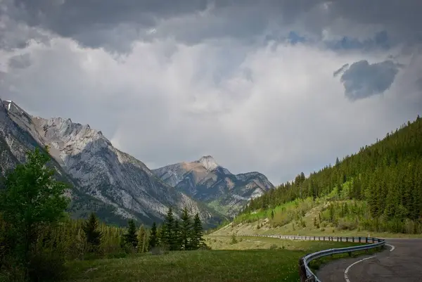 Красивый Вид Дорогу Величественным Горам Бурным Небом — стоковое фото